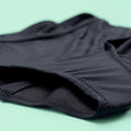 `Bikini menstrual tiro alto detalle capas absorbentes
